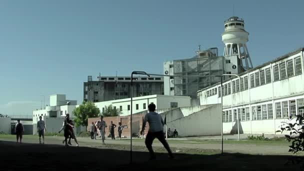 Więźniowie grający w piłkę nożną w więzieniu Yard w Olmos, La Plata, prowincja Buenos Aires, Argentyna. Rozdzielczość 4K. - Materiał filmowy, wideo