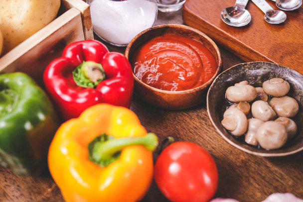 Піца мікс включає томатний соус, перець, гриби, сіль та інші приправи. Італійська концепція харчування, фастфуд - Фото, зображення