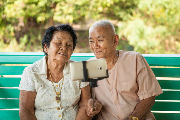 šťastný starší pár pózuje pro selfie - Fotografie, Obrázek