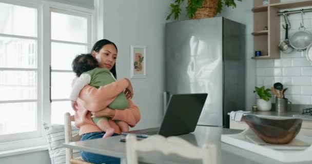 Laptop, Fernarbeit und eine Mutter, die ihr Baby im Wohnzimmer ihres Hauses hält, während sie als selbstständige Unternehmerin arbeitet. Computer, Start-up und eine alleinerziehende Mutter mit ihrem Kleinkind in der Küche. - Filmmaterial, Video