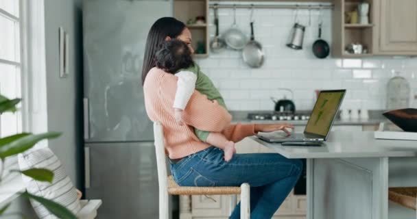 Φορητός υπολογιστής, τηλεργασία και μια γυναίκα που κρατά το μωρό της στο σαλόνι του σπιτιού της ενώ εργάζεται ως ελεύθερος επαγγελματίας. Υπολογιστή, startup και μια ανύπαντρη μητέρα με το παιδί της στην κουζίνα. - Πλάνα, βίντεο