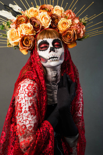 Catrina Drag Queen Studio portrét. Barevný portrét Catriny. Make-up pro Halloween nebo den mrtvých. - Fotografie, Obrázek