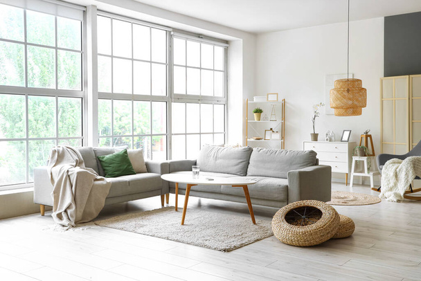 Interno di soggiorno luminoso con divani e tavolino - Foto, immagini