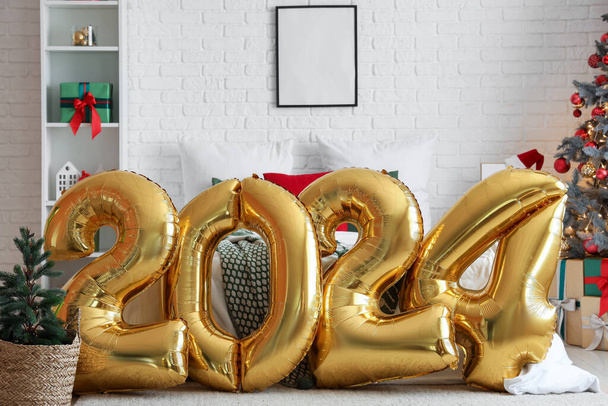 2024 şekilli balonlar Noel dekorlu şenlikli yatak odasında. - Fotoğraf, Görsel