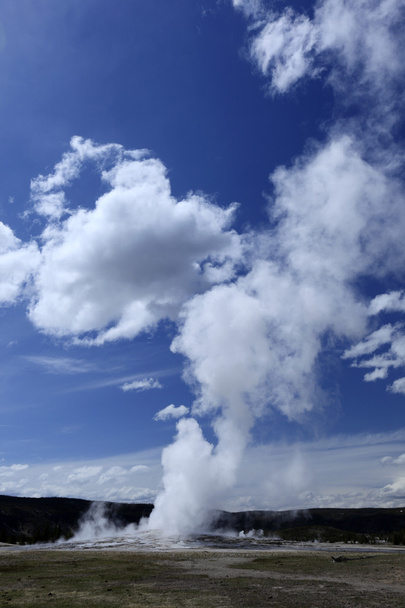 Geiser bij Yellowstone met diepblauwe lucht - Foto, afbeelding