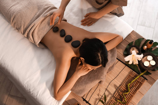 Hezký mladý asijské žena having masáž v spa salon, top view - Fotografie, Obrázek