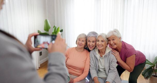 Senior fitness, vrouwen en persoon met een foto voor een yoga, oefening of workout geheugen samen. Lachen, groeps- en touringcarfoto 's maken van oudere vrienden in een trainingsstudio voor een gepensioneerde klas. - Foto, afbeelding