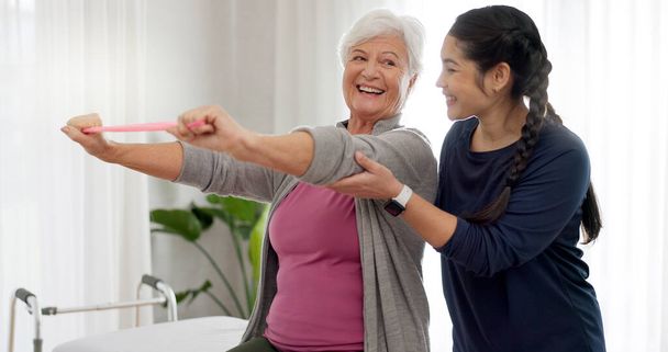 Physiotherapie, Armstreckband oder Greisinnen-Assessment, Bewegung oder Workout für die chiropraktische Rehabilitation. Physiotherapeutische Beratung, Unterstützung oder Physiotherapeut hilft Senioren glücklichen Patienten. - Foto, Bild