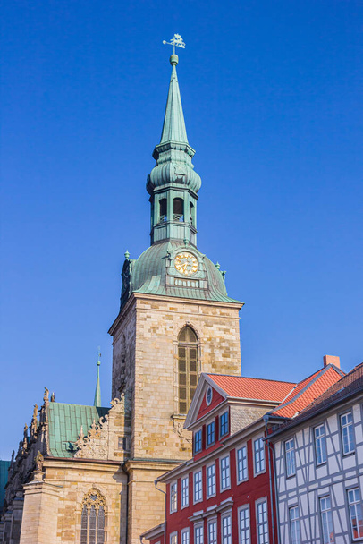 Igreja Marienkirche e casas coloridas em Wolfenbuttel, Alemania - Foto, Imagem