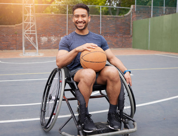 Μπάσκετ παίκτης, πορτρέτο και ο άνθρωπος σε αναπηρική καρέκλα για τον αθλητισμό, τη φυσική κατάσταση και την κατάρτιση παιχνίδι στο γήπεδο. Άτομο με αναπηρία, Μεξικανός αθλητής και εξοπλισμός κινητικότητας για ποδοσφαιρικούς αγώνες, άσκηση και προπόνηση. - Φωτογραφία, εικόνα