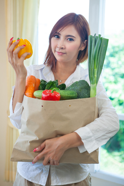 Szczęśliwa kobieta gotowania warzyw zieloną sałatą - Zdjęcie, obraz
