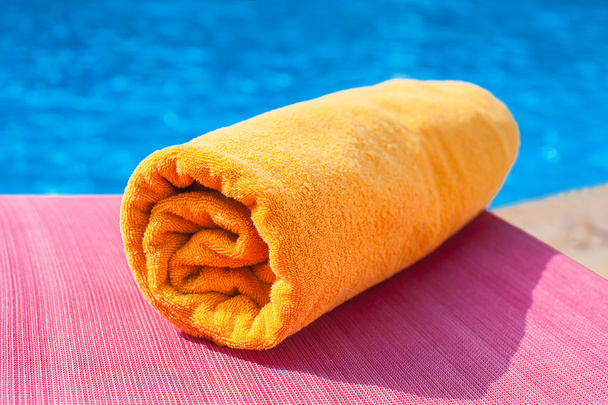 Asciugamano sdraiato su un lettino vicino alla piscina
 - Foto, immagini