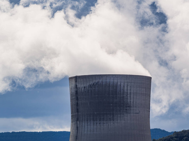 Pohled na páru vycházející z komína v jaderné elektrárně. Modrá obloha v pozadí - Fotografie, Obrázek