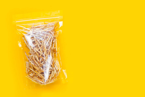 Тайський смак хрусткої таро палички в пакеті - Фото, зображення