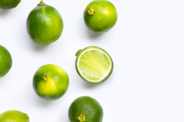 Limes fraîches sur fond blanc. Espace de copie
 - Photo, image