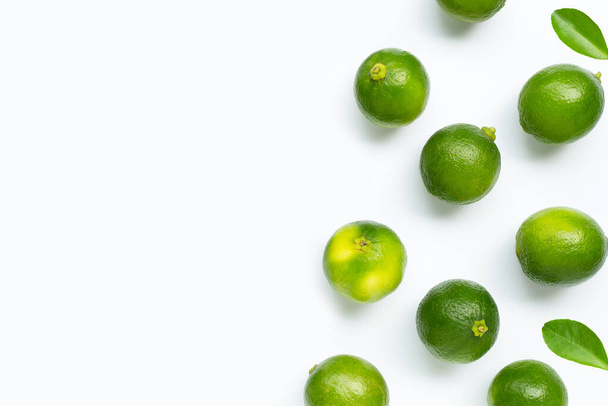 Limes fraîches isolées sur fond blanc. Espace de copie
 - Photo, image