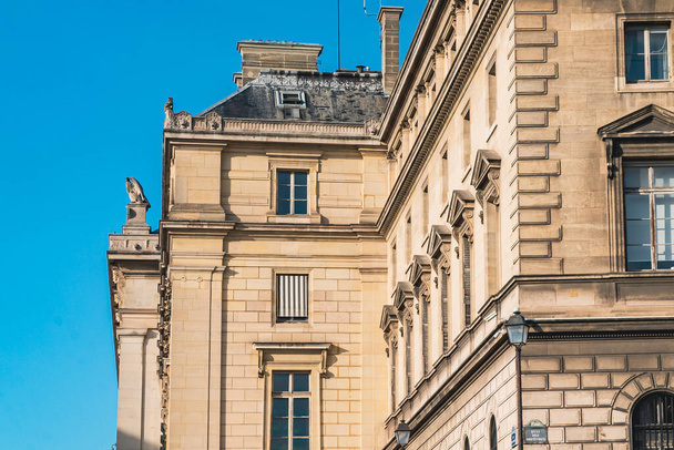Parijs, Frankrijk. 22 april 2022: Palais de la Cit en stadhuis van Parijs met blauwe lucht. - Foto, afbeelding
