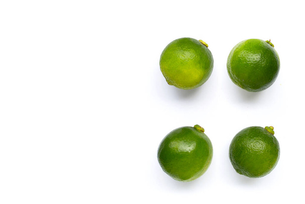 Limes fraîches sur fond blanc. Espace de copie
 - Photo, image
