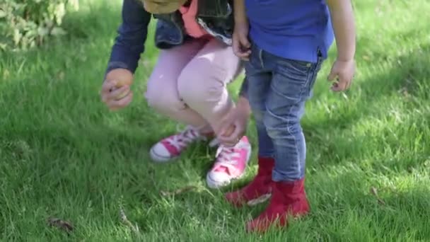 Két lány felvette tojás - Felvétel, videó