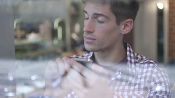 man använder tablet och dricka kaffemuž pomocí tabletu a pití kávy - Záběry, video