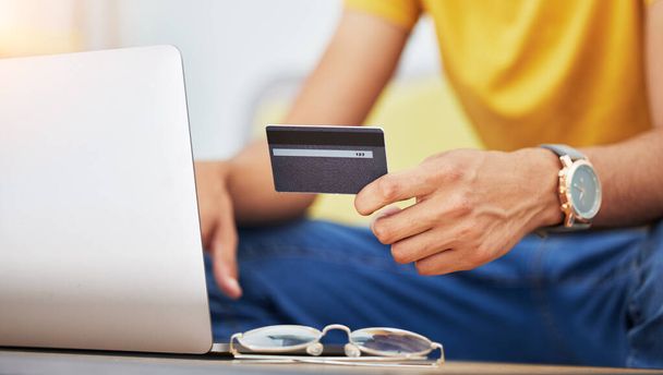 Kreditkarte, Hand und Laptop für Online-Einkauf, Verkauf und Bezahlung mit Technologie zu Hause. Web-Banking, E-Commerce und Website-Promotion mit Personen, die auf dem Computer kaufen für den Deal-Kauf auf App. - Foto, Bild