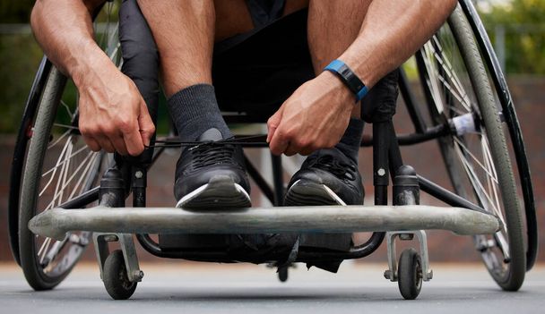 Spor, tekerlekli sandalye ve eller antrenman için hazır ayakkabılar, egzersiz ve dışarıda antrenman için. Spor ayakkabılarını performans, sağlık ve mücadele için bağlayan engelli sporcu, başlangıç ve kişi. - Fotoğraf, Görsel