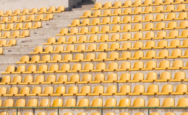Gelbe Stühle auf dem Fußballplatz - Foto, Bild
