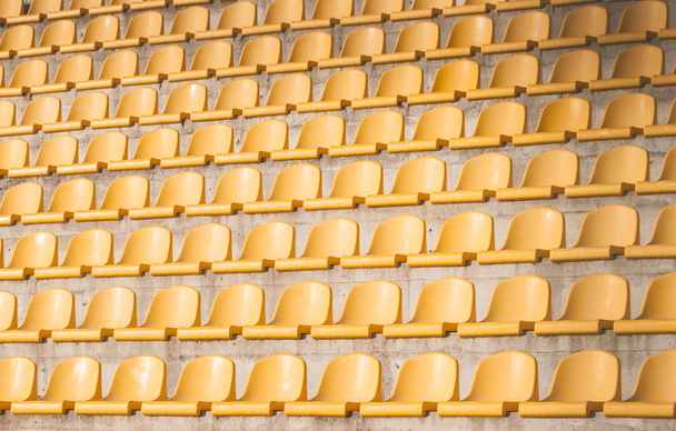 желтые стулья на футбольном поле
 - Фото, изображение