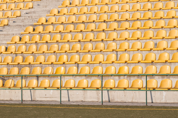 futbol sahası üzerinde sarı koltukları - Fotoğraf, Görsel