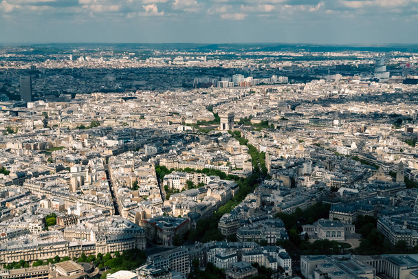 Panoramisch Parijs en op de achtergrond heuvel van Montmartre kerk Sacre Coeur. Parijs, Frankrijk - Foto, afbeelding