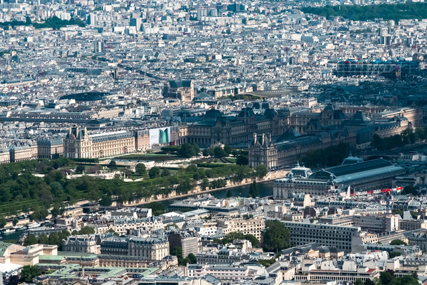 París panorámico y en la colina de fondo de la iglesia de Montmartre Sacre Coeur. París, Francia - Foto, Imagen