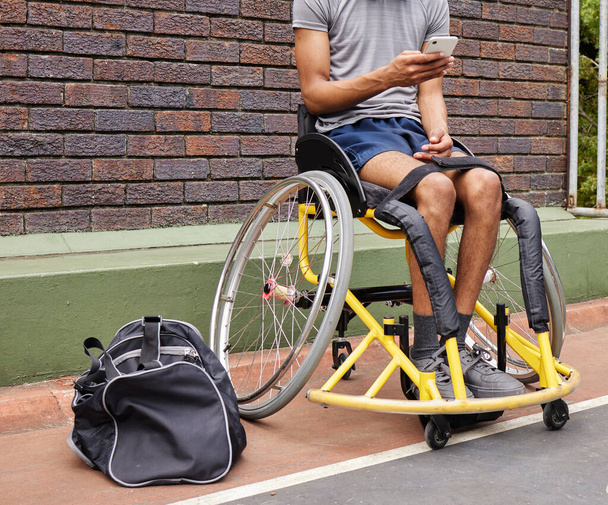 Спорт, баскетбол на інвалідному візку та чоловік з інвалідністю на корті для фітнесу, тренувань або змагань. Телефон, ноги і вправи з спортсменом на відкритому повітрі для тренування як гравець в ігри. - Фото, зображення