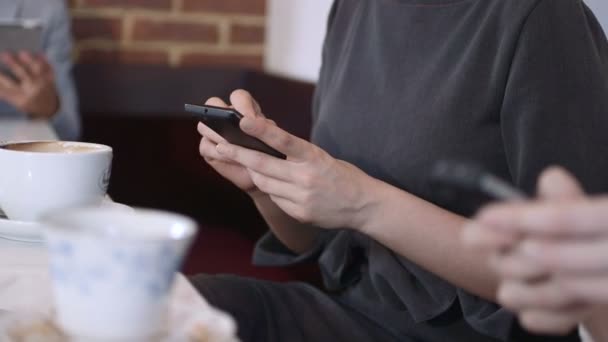 Woman using smart phone - Materiał filmowy, wideo