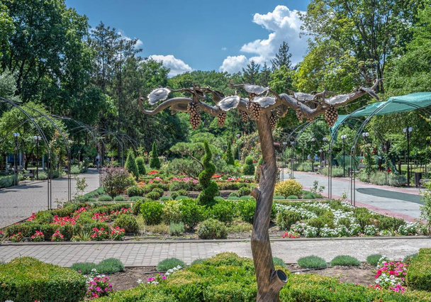 Odessza, Ukrajna, 2023. július 16. Gorky park Odessa, Ukrajna, egy napos nyári napon - Fotó, kép