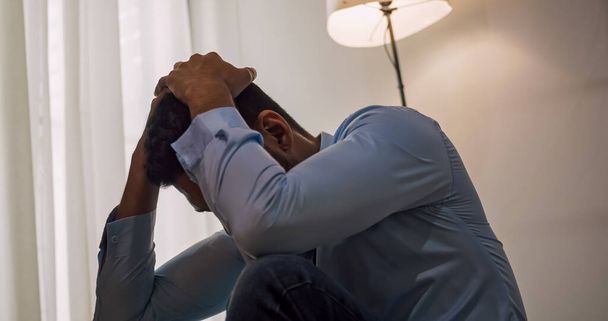 Egy üzletember ül a padlón depresszióban és stresszes problémákkal az életében.. - Fotó, kép