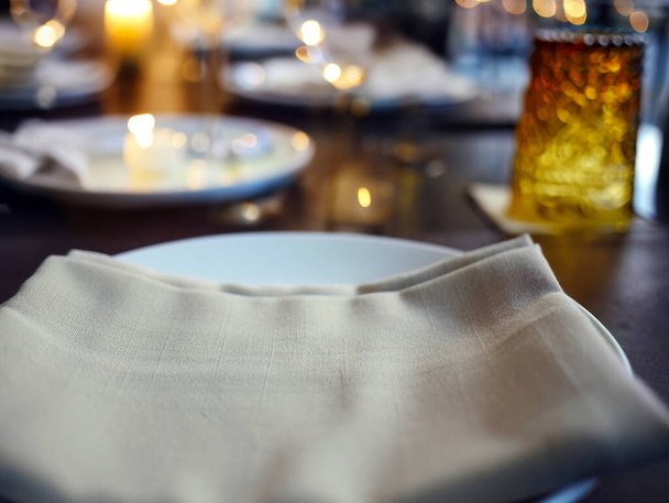 Mum ışığı klas açık hava yemek masası dekorasyon, lüks yemek servisi restoran iş konsepti, bistro, romantik ruh hali, akşam yemeği. - Fotoğraf, Görsel