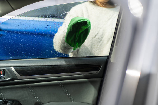 Nettoyage extérieur automobile avec chiffon. Photo de haute qualité - Photo, image