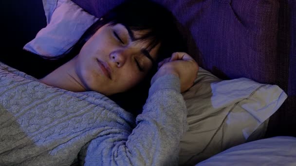 Woman sleeping in bed - Filmagem, Vídeo