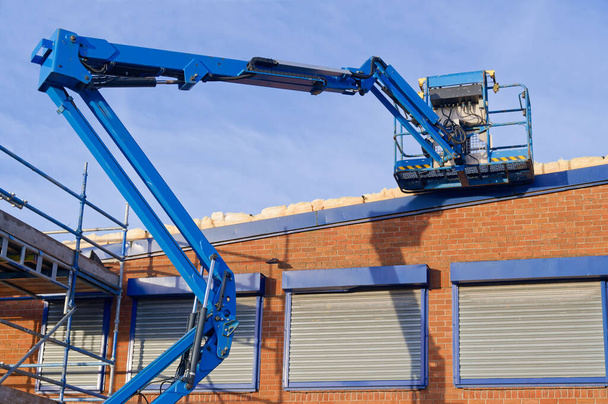 Εξοπλισμός πλατφόρμας πρόσβασης που τροφοδοτείται ψηλά στον ουρανό στο εργοτάξιο του κτιρίου Ηνωμένο Βασίλειο - Φωτογραφία, εικόνα