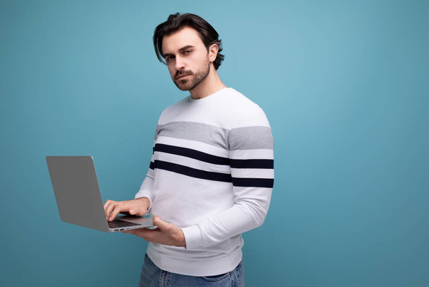 smart européen jeune gars avec chic cheveux noirs avec ordinateur portable. - Photo, image