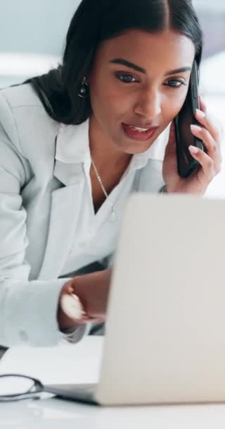 Telefoongesprek, planning en zakelijke Indiase vrouw op laptop voor praten, discussie en communicatie. Bedrijfskantoor, e-mail en vrouwelijke persoon spreken op de computer voor contact, netwerk en gesprek. - Video