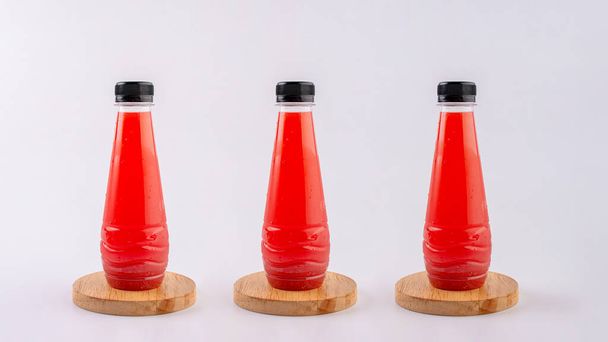 Butelki z sokiem owocowym i warzywnym izolowane na białym tle - Zdjęcie, obraz