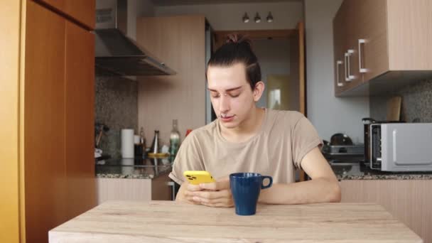 Σύλληψη πρωινές δονήσεις με ΛΟΑΤΚΙ νεολαία λαμβάνοντας μια selfie κουζίνα κατά τη διάρκεια του πρωινού - Πλάνα, βίντεο
