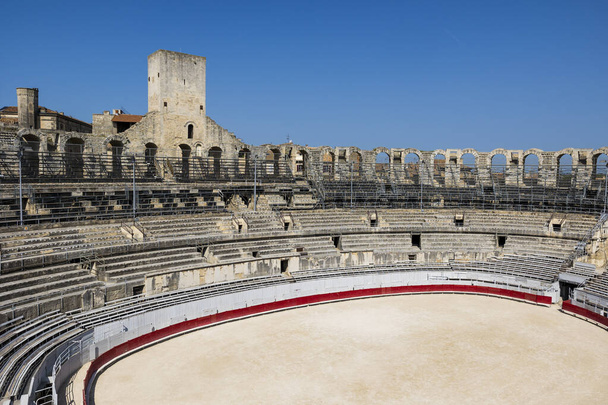 Arena de Arles arena y gradas, dominado por una torre de defensa que data de la Edad Media - Foto, imagen