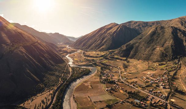 Légi táj panorámás kilátás Urubamba folyó és a szent völgy, Cusco Peru - Fotó, kép