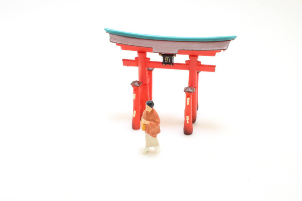 a elegância em movimento, Kimono Clad Lady com Torii Figurine - Foto, Imagem