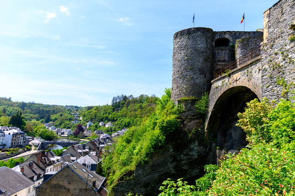 Kävelee keskiaikaisessa Bouillonin kaupungissa, jossa on linnoitettu linna kalliolla, Luxemburgin Wallonien maakunnassa, Belgiassa - Valokuva, kuva