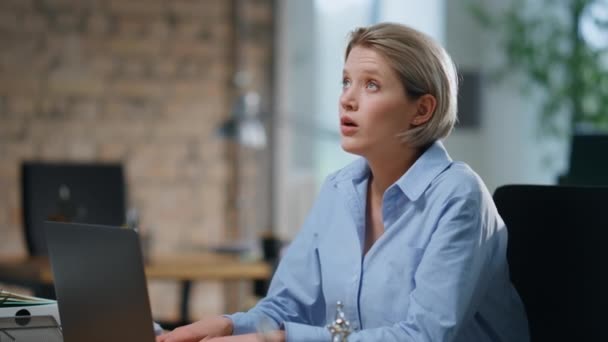 Εξαντλημένη επιχειρηματίας κλείνει φορητό υπολογιστή κάθεται άδειο σύγχρονο γραφείο κοντά. Κουρασμένη γυναίκα διευθυντής τελειώσει το έργο αίσθημα κόπωσης στο χώρο εργασίας. Εργαζόμενη γυναίκα χωρίς κίνητρα που εργάζεται υπερωρίες στην εταιρεία. - Πλάνα, βίντεο