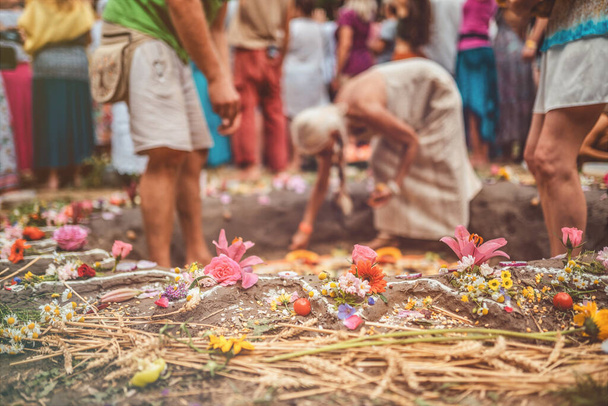 Madala kukkia ja hedelmiä, seremonia maan - Valokuva, kuva