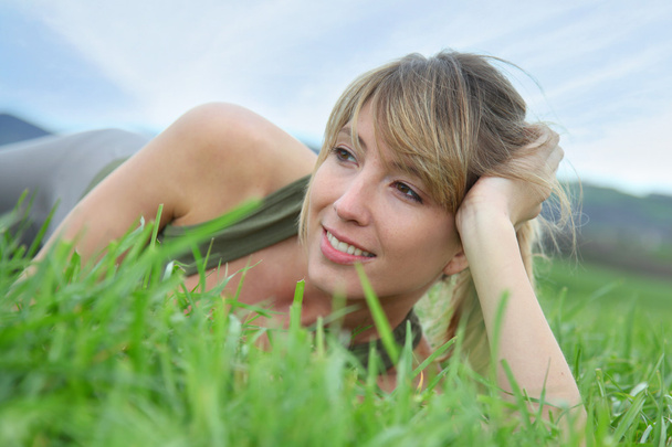Beautiful woman in natural field - Photo, Image